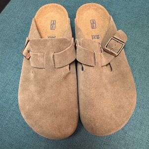 New! Birkenstock Boston Clog Women’s Sz 8, Taupe